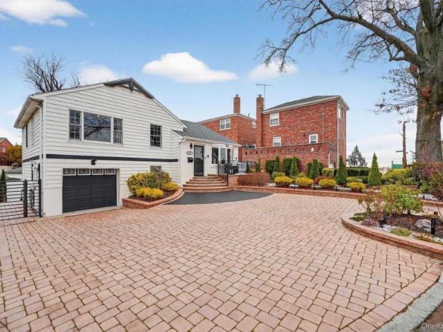 House for sale in The Bronx, Arverne