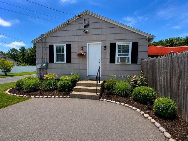 House for sale in North Oxford, Massachusetts
