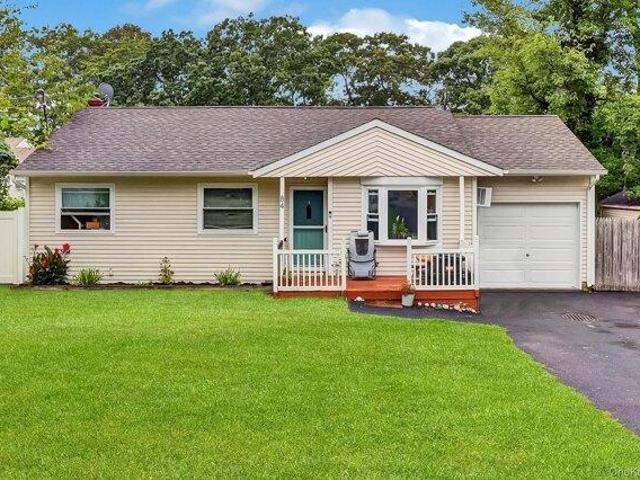House for sale in Centereach, New York