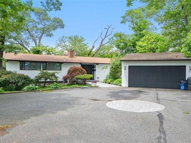 House for sale in Roslyn Heights