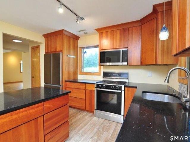 House for sale in Pine Hill, Simsbury
