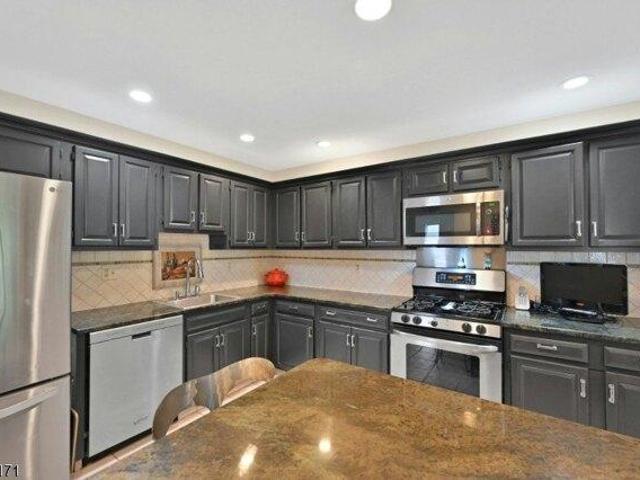 House for sale in Washington Commons, Township of Washington