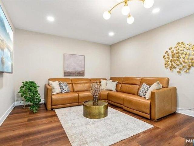 House for sale in Manitou, Wayne