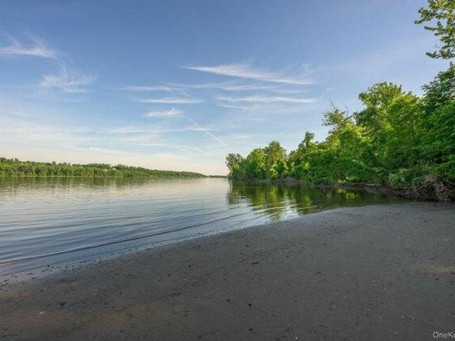 House for sale in Hannacroix, New York