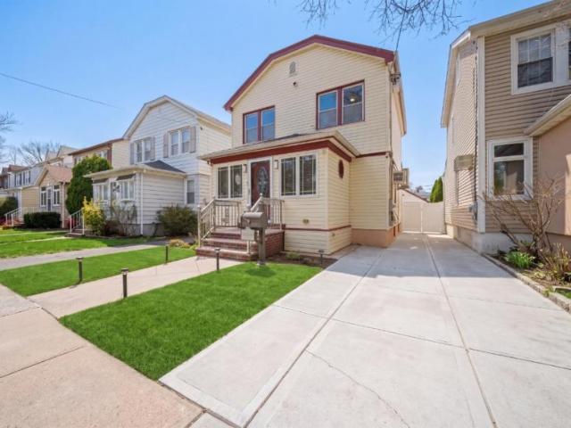 House for sale in Queens, Arverne