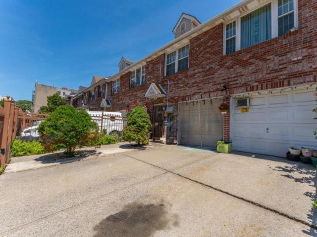 House for sale in The Bronx, Arverne