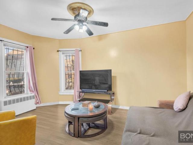 House for sale in The Bronx, Arverne