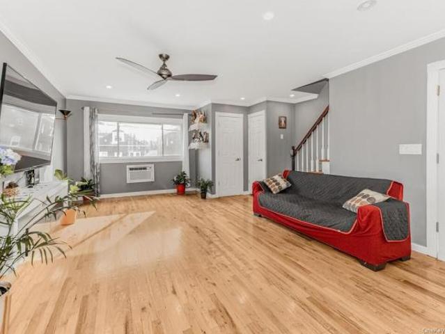 House for sale in The Bronx, Arverne