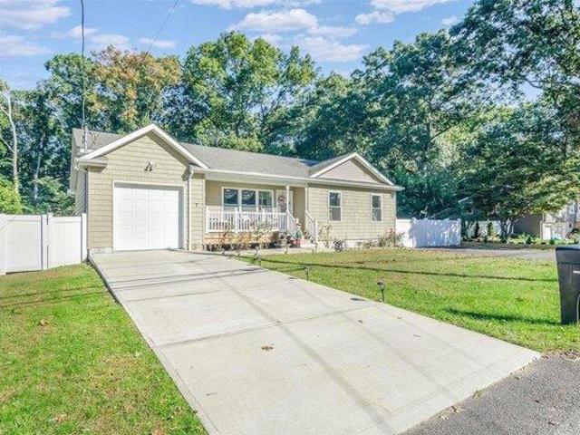 House for sale in Centereach