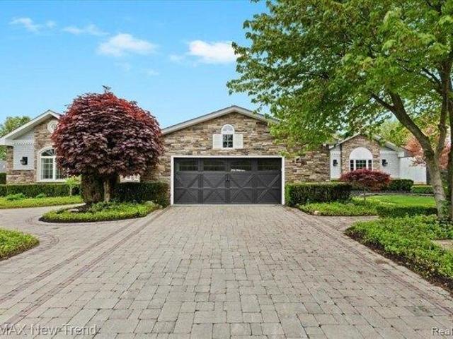 House for sale in Commerce Township