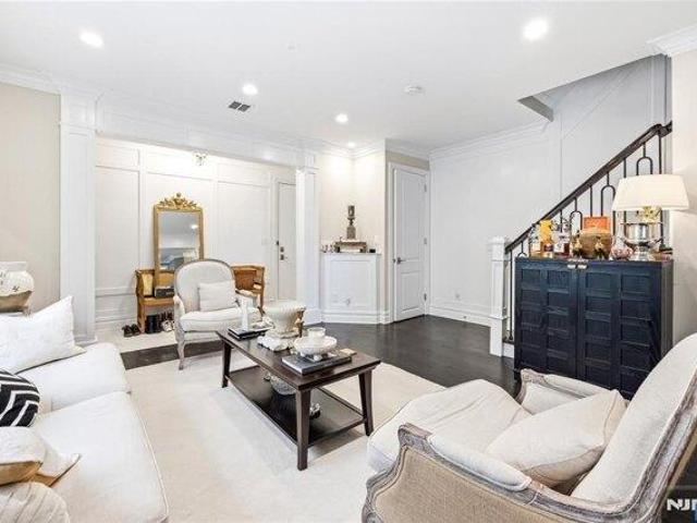House for sale in Edgewater, New Jersey