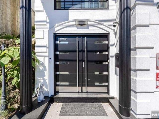 House for sale in Edgewater, New Jersey