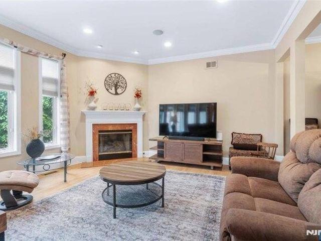 House for sale in Edgewater, New Jersey
