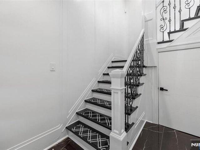 House for sale in Edgewater, New Jersey