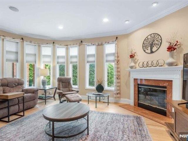 House for sale in Edgewater, New Jersey