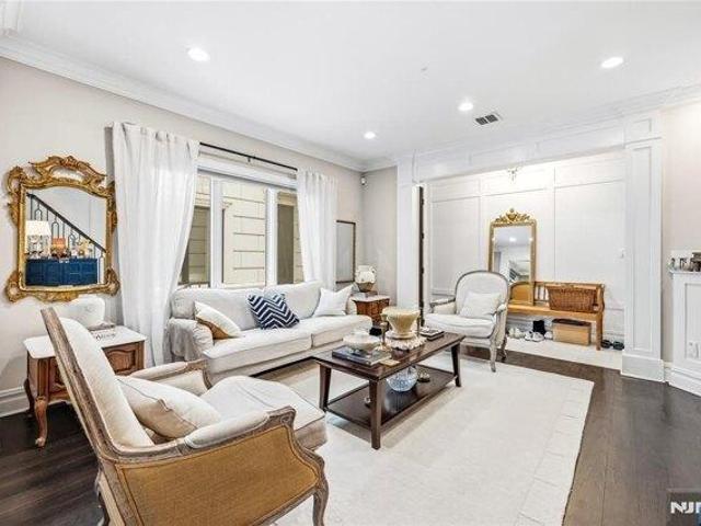 House for sale in Edgewater, New Jersey