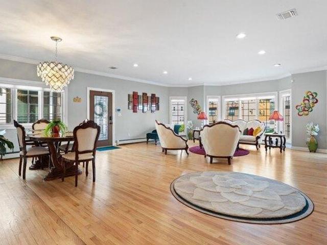 House for sale in Edgewater, New Jersey