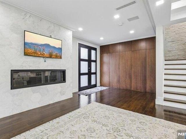 House for sale in Edgewater, New Jersey
