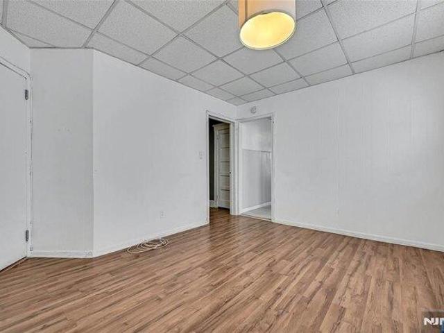House for sale in Edgewater, New Jersey