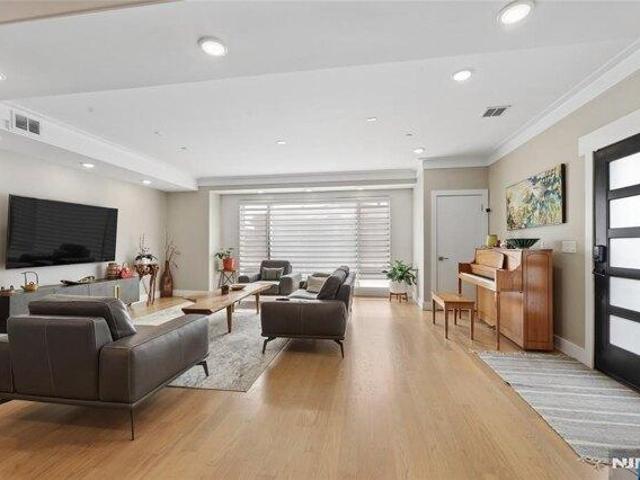 House for sale in Edgewater, New Jersey