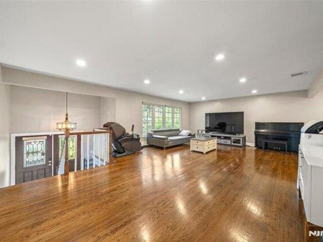House for sale in Englewood Cliffs, New Jersey