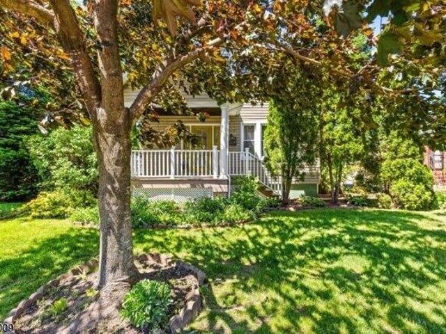 House for sale in Elmwood Park, New Jersey