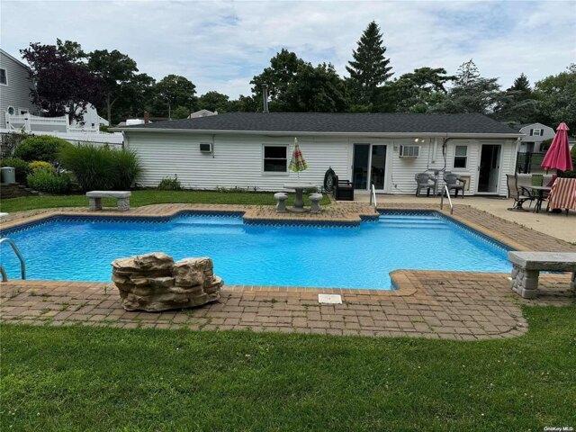 House for sale in Farmingville