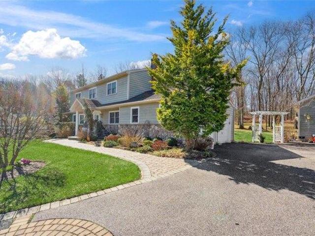 House for sale in Farmingville