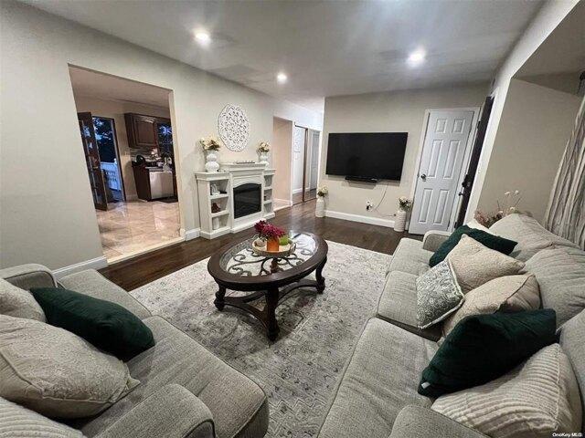 House for sale in Farmingville