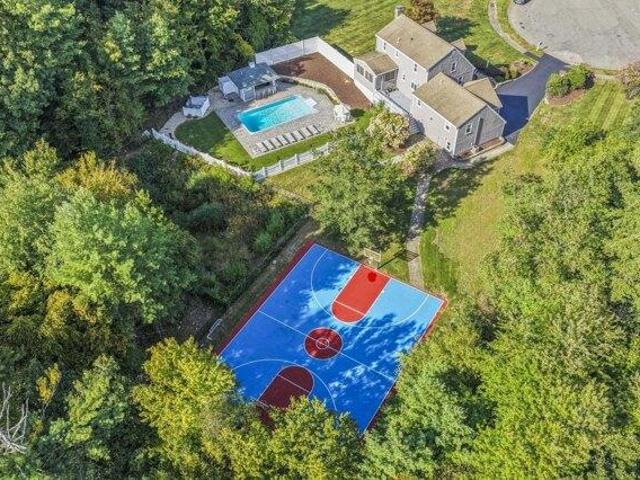 House for sale in Drumlin Farms, Hanson