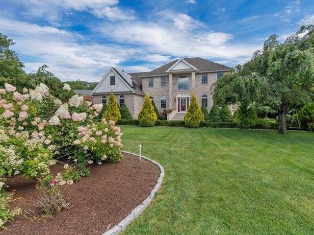 House for sale in Lincoln, Rhode Island