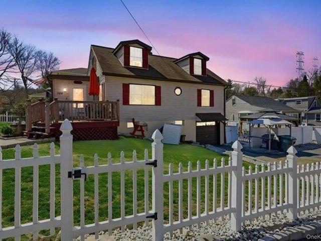 House for sale in Baldwin Place, New York