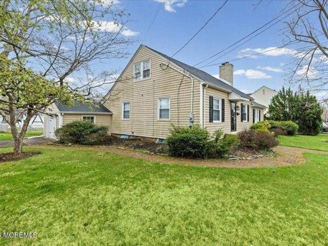 House for sale in Green and White Village, Matawan