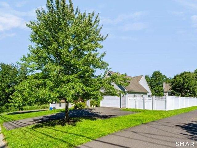 House for sale in Elm Hill, Newington