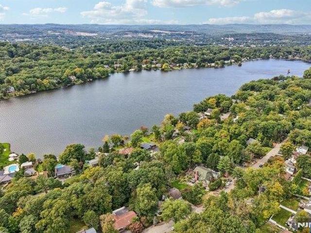 House for sale in Pines Lake, Wayne