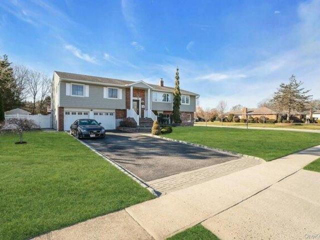 House for sale in Smithtown, New York