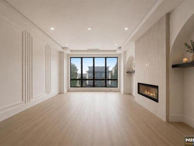 House for sale in Edgewater, New Jersey