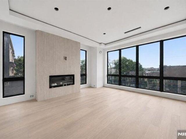 House for sale in Edgewater, New Jersey