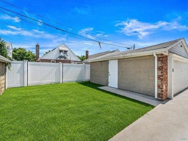House for sale in Queens, Arverne