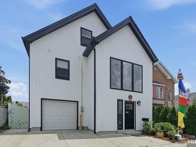 House for sale in Lyndhurst, New Jersey