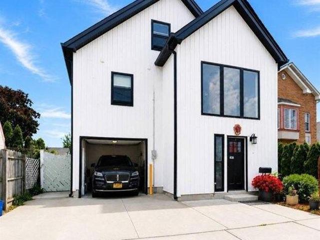 House for sale in Lyndhurst, New Jersey