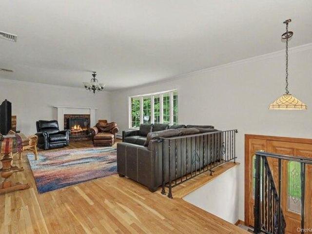 House for sale in Baldwin Place, New York