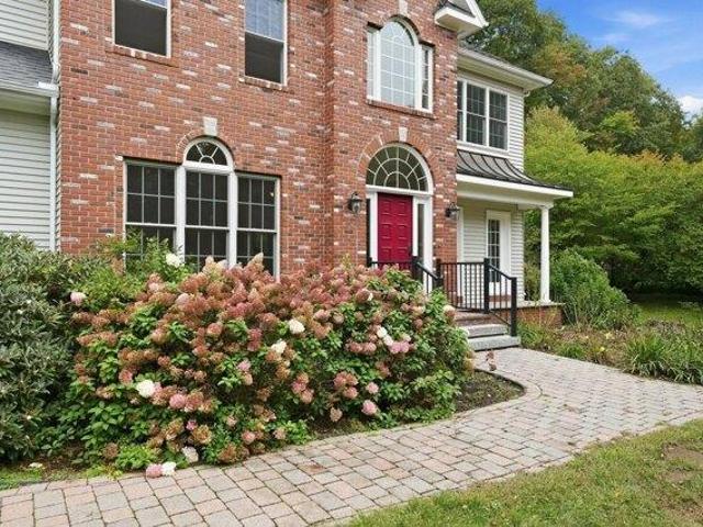 House for sale in West Hatfield, Hatfield