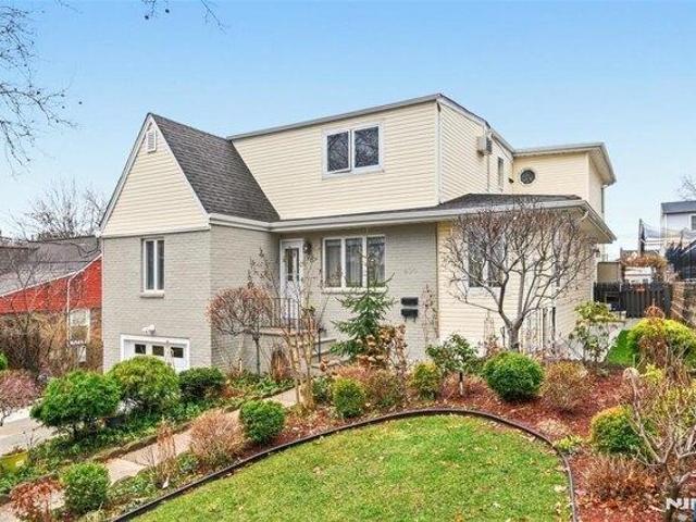 House for sale in Ridgefield, New Jersey