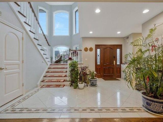 House for sale in Roslyn Heights