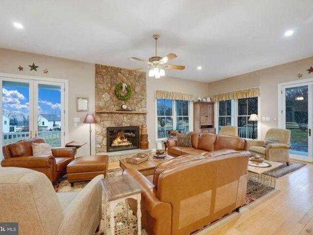 House for sale in Round Hill