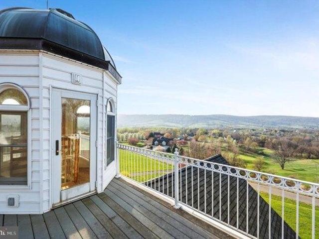 House for sale in Round Hill