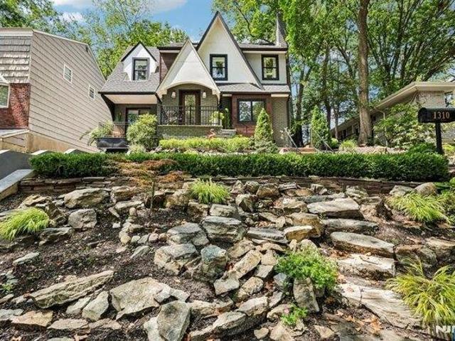 House for sale in Teaneck, New Jersey