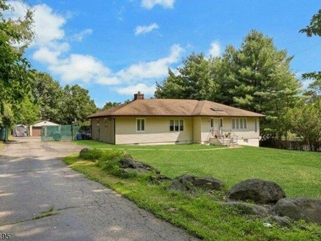 House for sale in Packanack Lake, Wayne