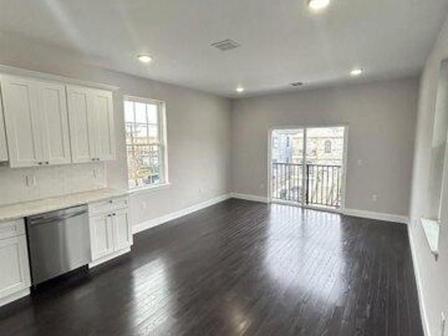 House for sale in Port Johnson, Bayonne